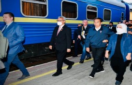 Kompak Pakai Jaket Biru, Jokowi dan Iriana Naik Kereta ke Ukraina