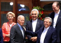 Presiden AS Joe Biden, kiri tengah, dan Alberto Fernandez, presiden Argentina, pada sesi foto di hari kedua pertemuan para pemimpin G7 di hotel Schloss Elmau di Elmau, Jerman, Senin, (27/6/2022). Bloomberg - Krisztian Bocsi
