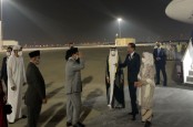 Momen Prabowo Beri Hormat Jokowi di Bandara Abu Dhabi