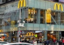 Perusahaan waralaba Amerika Serikat (AS) McDonaldâs menutup semua restoran dan menghentikan sementara semua operasi di Rusia. Keputusan ini menyusul invasi Rusia atas Ukraina yang sudah berlangsung dua pekan./mcdonalds.com