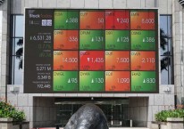 Papan elektronik yang menampilkan harga saham di luar gedung Bursa Efek Indonesia (BEI) di Jakarta, Kamis, (18/4/2019). Bloomberg - Dimas Ardian