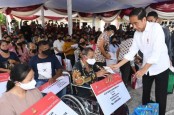Jokowi Temui Pedagang di Pasar Alasa dan Bagikan Bantuan Sosial