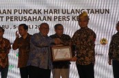 Momen HUT ke-76 SPS, Bisnis Indonesia Terima Media Brand Awards 2022