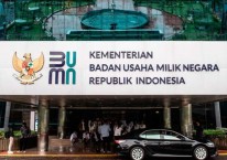 Logo baru Kementerian Badan Usaha Milik Negara (BUMN) terpasang di Gedung Kementerian BUMN, Jakarta, Kamis (2/7/2020)./ANTARA FOTO-Aprillio Akbar\\r\\n