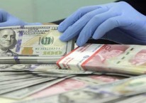 Karyawan merapikan uang dolar dan rupiah di salah satu bank di Jakarta, Kamis (14/1/2021). Bisnis/Himawan L Nugraha