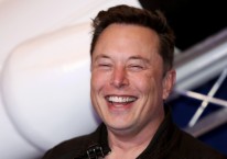 CEO Tesla Inc. Elon Musk dalam acara Axel Springer Award di Berlin, Jerman, Kamis (1/12/2020). Pada paruh pertama 2022, Tesla kewalahan menghadapi penjualan moncer BYD yang merupakan salah satu portofolio Warren Buffett. /Bloomberg-Liesa Johannssen-Koppitz