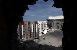 Puluhan Orang Masih Terjebak di Bangunan yang Terkena Hantaman Roket Rusia
