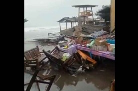 Gelombang Pasang Terjang Pantai Selatan Yogyakarta:…