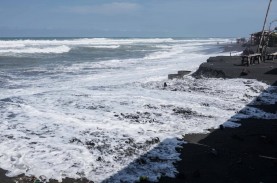 Gelombang Tinggi Masih Mengancam Pesisir Selatan Jawa