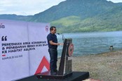 Semen Indonesia Lepas 7.000 Benih Ikan Bilih di Danau Singkarak