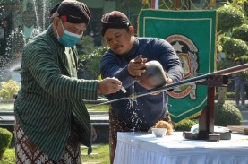 Pemkot Yogyakarta Mandikan Tombak Berusia 101 Tahun,…
