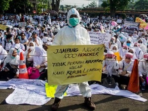 Nakes Honoror Gelar Unjuk Rasa di Gedung Sate Bandung