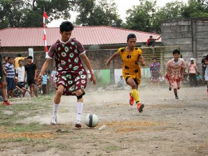 Meriahkan HUT ke-77 RI, Pemuda di Makassar Sepak Bola Menggunakan Daster