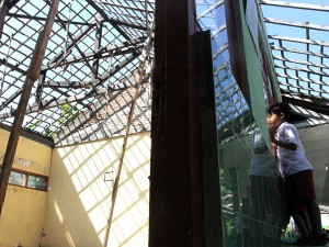 Sejumlah siswa melihat ruang kelasnya yang rusak di SDN Karangmalang 1, Ngawi, Jawa Timur, Selasa (9/8/2022). Akibat rusaknya bangunan di sekolah tersebut sekitar 35 siswa dari tiga kelas terpaksa mengikuti pelajaran di lorong sekolah dan berbagi ruangan. ANTARA FOTO/Ari Bowo Sucipto