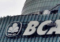 Pekerja membersihkan menara BCA di Jakarta, Selasa (12/3/2019)./ANTARA-Sigid Kurniawan. Strategi Modal Ventura Bank BCA (BBCA) Perluas Portofolio Startup