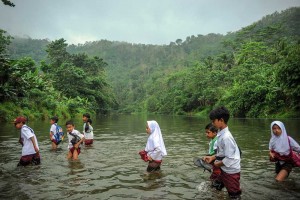 Siswa SD di Cianjur Rela Menerjang Sungai Untuk Berangkat Sekolah