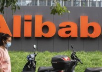 Pejalan kaki melewati kantor Alibaba Group Holding Ltd. di Beijing, China, Rabu (19/8/2020)./Bloomberg-Gilles Sabrie. Gurita Kongsi Alibaba dan Sinarmas di Bisnis Digital Indonesia