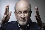 Ditikam, Salman Rushdie Pakai Ventilator dan Tidak Dapat Berbicara