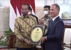 RI Raih Penghargaan Swasembada Beras dari IRRI, Jokowi: Jagung Berikutnya