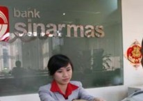 Karyawan Front Desk Bank Sinarmas Melayani Pelanggan./bisnis.com. Ambisi Entitas Sinarmas (BSIM), Gandeng Alibaba hingga Spin Off UUS