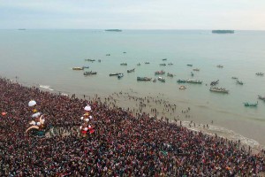 Ribuan Warga Padati Pantai Gandoriah Pariaman Untuk Menyaksikan Prosesi Tabuik