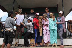 Ritual Manene di Toraja Untuk Membersihkan Jenazah Keluarga