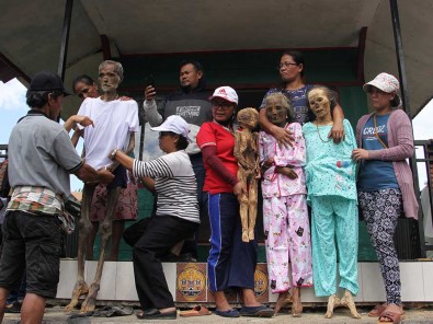 Ritual Manene di Toraja Untuk Membersihkan Jenazah Keluarga