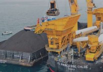 Aktivitas pemindahan muatan batu bara dari tongkang ke kapal induk dengan floating crane oleh anak usaha PT Indika Energy Tbk. (INDY)./indikaenergy.co.id\\r\\n