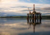 Kilang minyak lepas pantai di Skotlandia/Bloomberg-Jason Alden. Adu Proyeksi Minyak Mentah yang Bisa Pengaruhi Harga BBM 