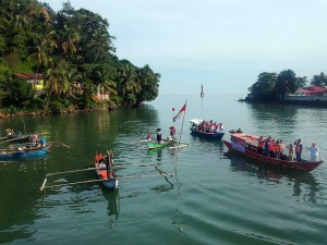 Nelayan dan Warga di Padang Gelar Upacara Pengibaran Bendera di Muaro Sungai Batang Arau
