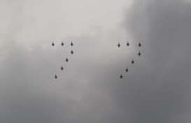 Formasi 77 Jet Tempur TNI AU Lintasi Langit Istana Merdeka Buat Warga Kagum