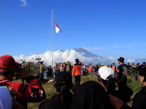 Pendaki Gelar Upacara Bendera di Gunung Bekel Mojokerto