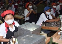 Suasana pekerja di ruang produksi pabrik rokok PT Digjaya Mulia Abadi (DMA) mitra PT HM Sampoerna, Kabupaten Madiun, Jawa Timur, Selasa (16/6/2020)./Antara - Siswowidodo