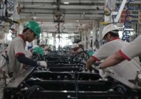 Menperin Agus: Otomotif, Juru Gedor Manufaktur Cetak Devisa Suasana pekerja di pabrik Hino di Karawang, Jawa Barat - Istimewa