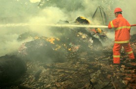 Kebakaran Pabrik di Gunung Putri Bogor, Asap Hitam…