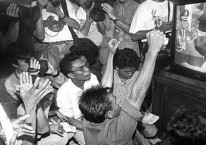 FOTO ARSIP - Suasana kegembiraan meliputi kalangan mahasiswa di depan pesawat televisi di gedung MPR/DPR RI ketika Presiden Soeharto menyatakan berhenti sebagai presiden RI, di Jakarta, Kamis (21/5/1998). Wapres BJ Habibie selanjutnya menjadi presiden ketiga RI. ANTARA FOTO/Saptono/RF02/Koz/hp/aww.
