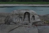 Air Sungai Yangtze Surut, Pulau Tenggelam dan Patung Budha Berusia 600 Tahun Muncul