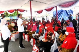 Tiba di Sidoarjo, Jokowi Bagikan Bansos di Pasar Larangan