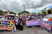 Guru Demo DPRD Kalteng Tuntut Tunjangan Profesi Pendidik Dikembalikan