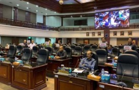 Aksi Anggota DPRD Sumbar Angkat Kertas Bertuliskan Tolak Kenaikan BBM Saat Rapat Paripurna