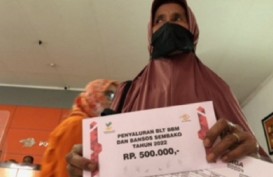 Warga Kabupaten Cirebon Cairkan BLT di Kantor Pos, Masing-masing Terima Rp500.000