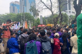 Demo BBM, Mahasiswa BEM SI dan Polisi Sempat Saling…