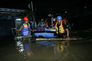 Tim SAR Evakuasi Warga Yang Terjebak Banjir di Tangerang Selatan