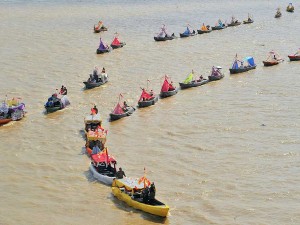 Puluhan Perahu Hias Susuri Sungai Batanghari Saat Parade Perahu Hias 