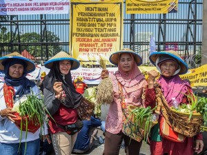 Massa Dari Petani, Nelayan dan Buruh Gelar Aksi di Depan Gedung DPR/MPR