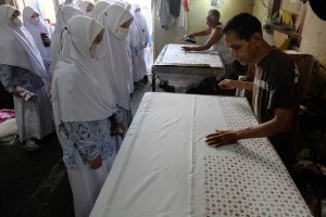 Siswa MTS Nahdatul Muslimat Belajar Membuat Batik