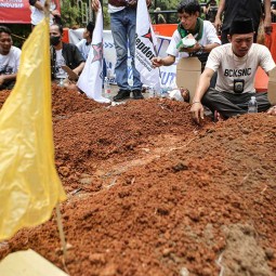 Aksi Kubur Diri Warnai Unjuk Rasa di Tangerang