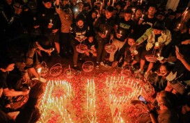 Ribuan Bonek Padati Tugu Pahlawan, Kirim Doa untuk Tragedi Kanjuruhan