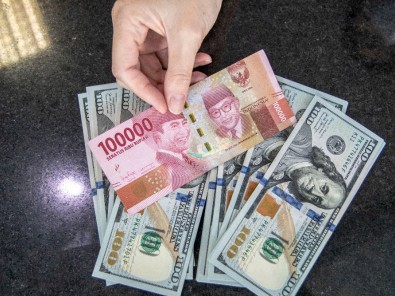 Nilai Tukar Rupiah Terhadap Dolar AS Kembali Menembus Level Rp15.300