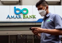 Warga beraktivitas dengan latar logo PT Bank Amar Indonesia Tbk. (AMAR) di Jakarta, Selasa (25/1/2022). Bisnis/Eusebio Chrysnamurti